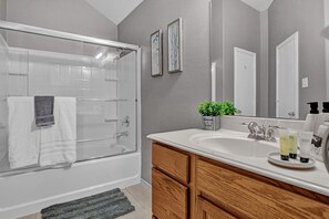 Hair dryer, towels, soap, shampoo - Frisco Urban Escape (Frisco)