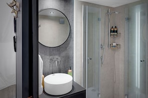 Douche, sèche-cheveux, serviettes fournies