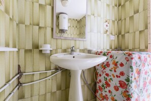 A bathroom with a white sink, a mirror, and a floral-patterned tablecloth. - 3826 Sabbiabianca - Aptm C by Barbarhouse (Porto Cesareo)