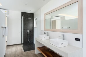 Articles de toilette gratuits, sèche-cheveux, serviettes fournies