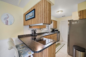 Fridge, microwave, oven, stovetop - Sunny Getaway: Easy Access to Orlando & the Shore! (Leesburg)