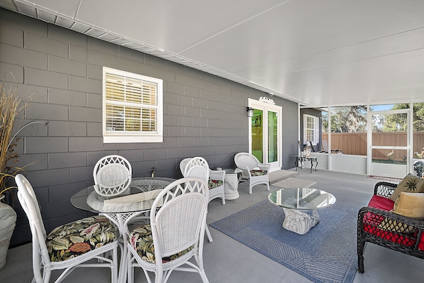 Outdoor dining - Sunny Getaway: Easy Access to Orlando & the Shore! (Leesburg)