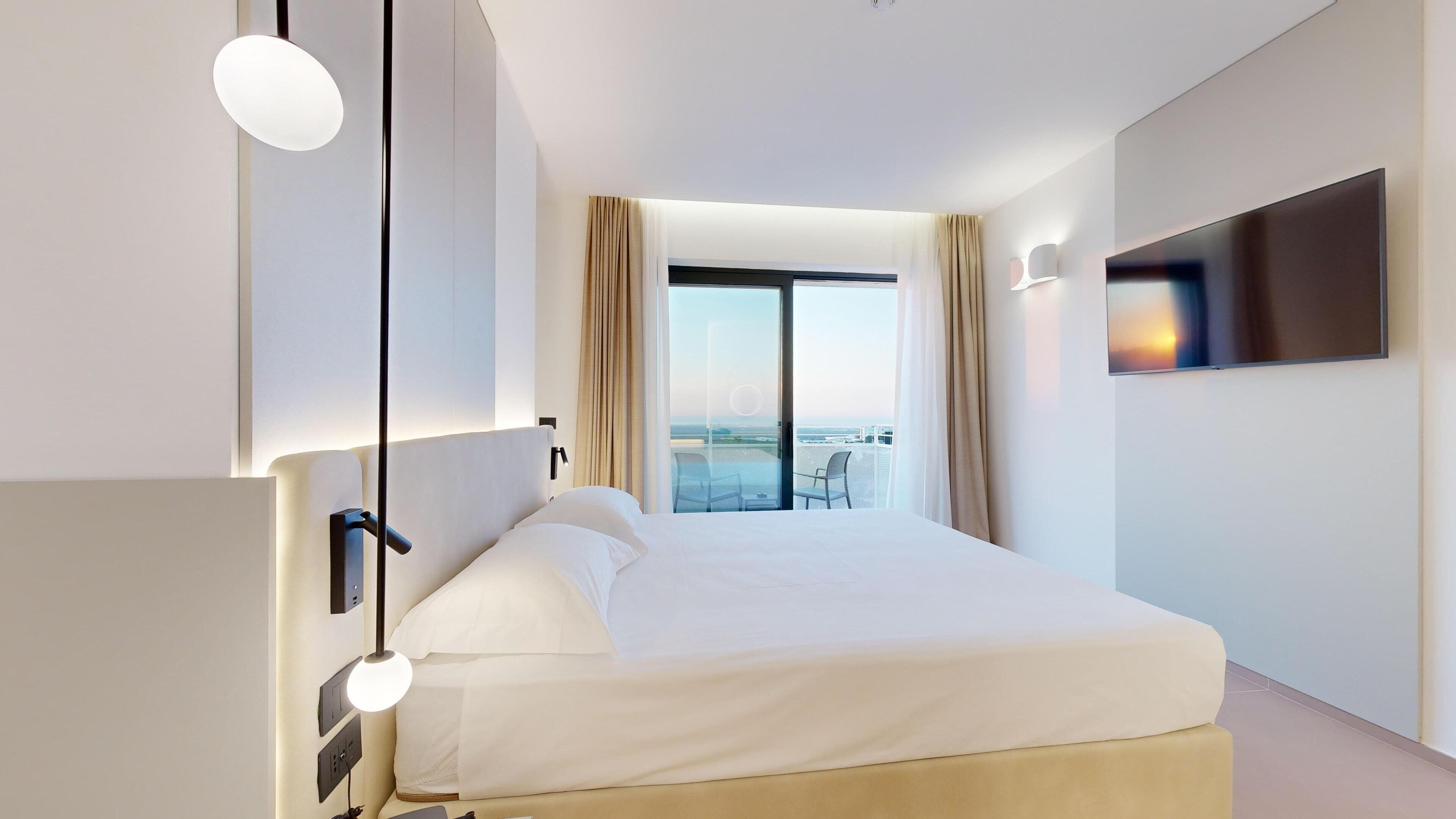 高级双人房, 1 间卧室, 无烟房, 城市景观 | 高档床上用品、迷你吧、客房内保险箱、办公桌