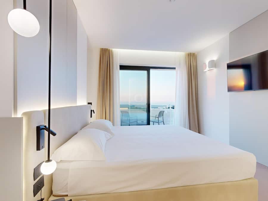 Quarto casal superior, 1 quarto, para não fumantes, vista para a cidade | Roupas de cama premium, frigobar, cofres nos quartos, escrivaninha