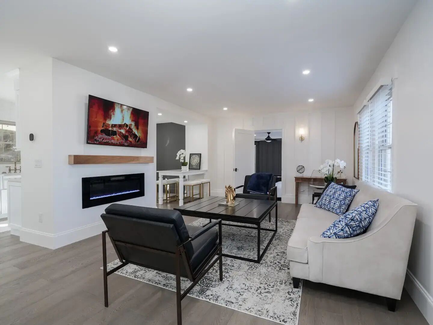 Smart-TV, Kamin, Bücher, Drucker