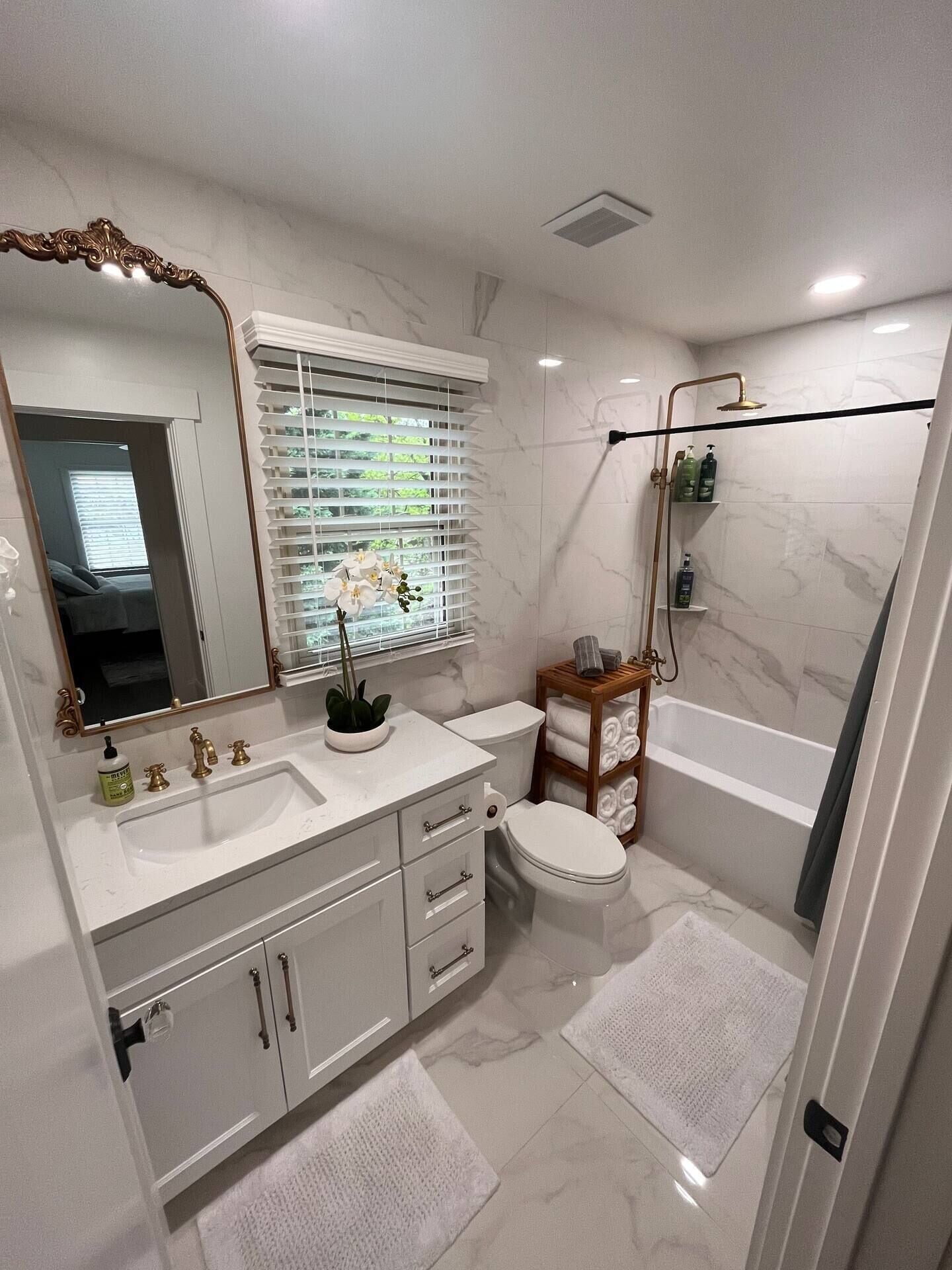 Chuveiro, secador de cabelo, toalhas de banho, sabonete