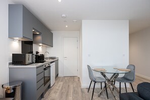 Fridge, microwave, oven, coffee/tea maker