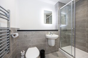 Dusche, Haartrockner, Handtücher