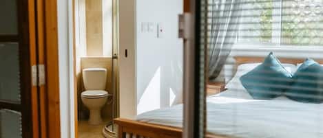 1 habitación, tabla de planchar con plancha, internet y ropa de cama