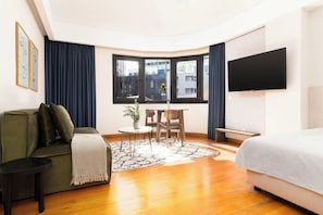 Studio | Living area | 55-inch flat-screen TV with cable channels - Limehome Lisbon Eca de Queiroz (Lisbon)