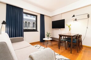 Studiolejlighed - 1 queensize-seng med sovesofa | Opholdsområde | 55-tommers fladskærms-tv med kabelkanaler