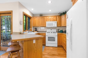 Geladeira, micro-ondas, fogão, cooktop