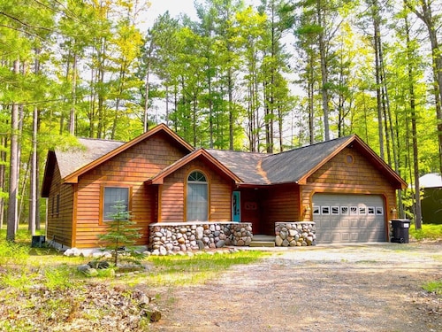 Shellway Cottage | Walk to Torch Lake