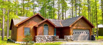 Shellway Cottage | Walk to Torch Lake