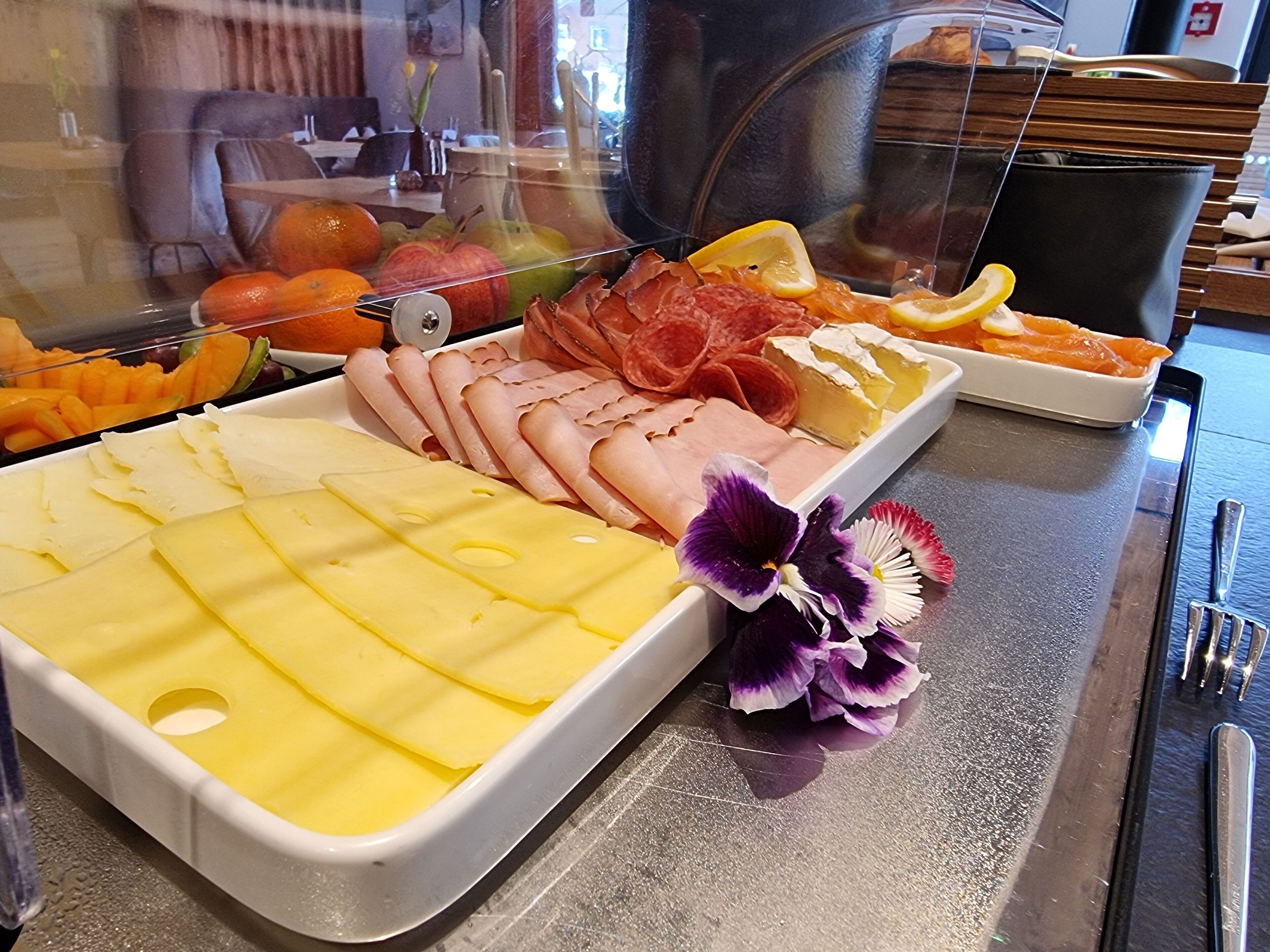 Bao gồm bữa sáng tự phục vụ hàng ngày 