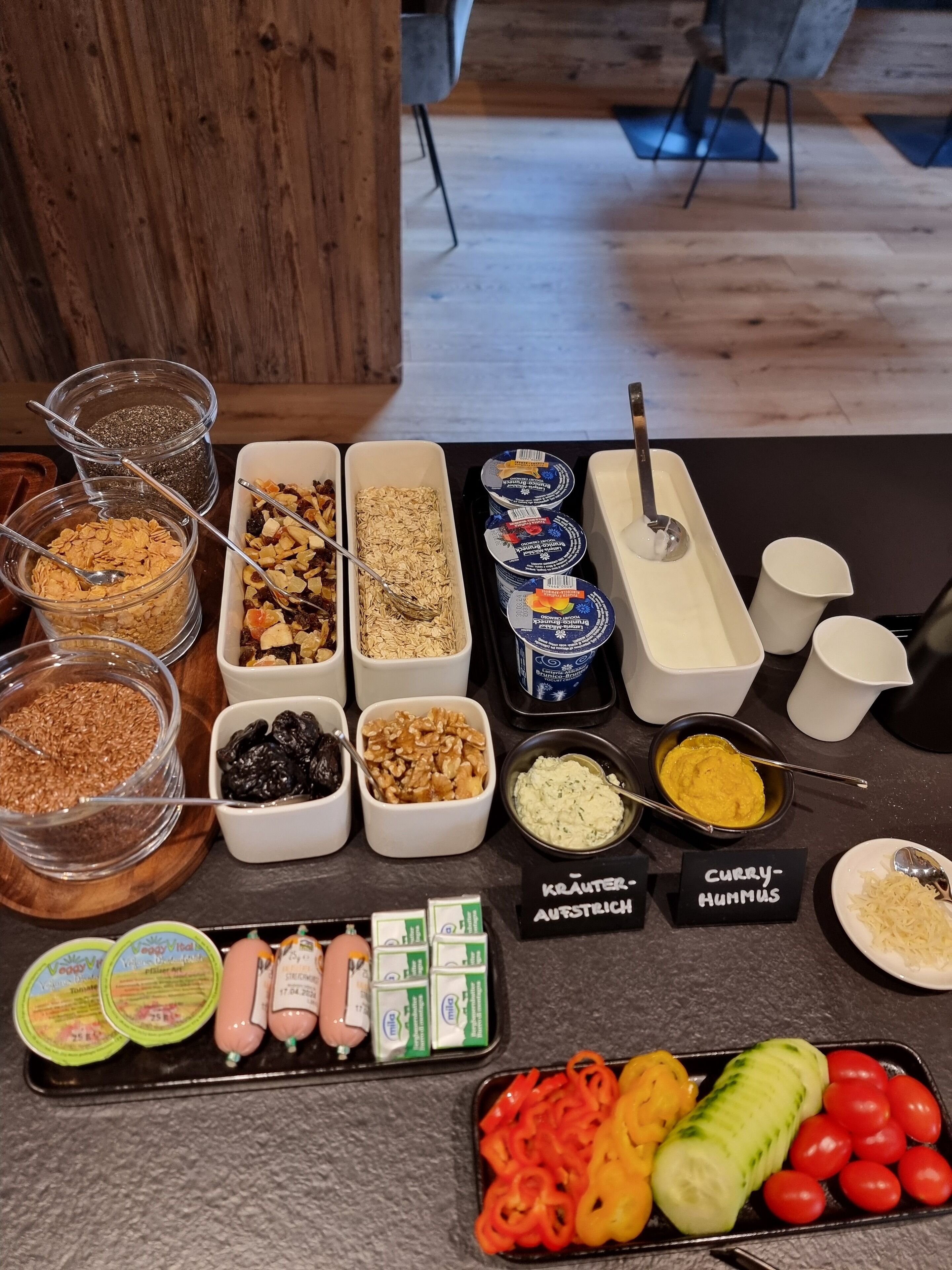 Un bufé de desayuno con diversos alimentos y recipientes.