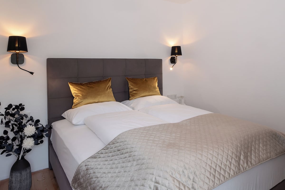 Mountain Suite | Desk, laptop workspace, free WiFi, bed sheets