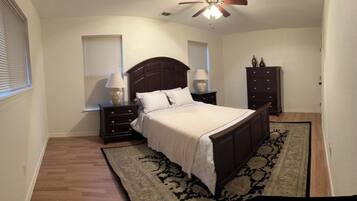 2 slaapkamers, een strijkplank/strijkijzer, gratis wifi, beddengoed