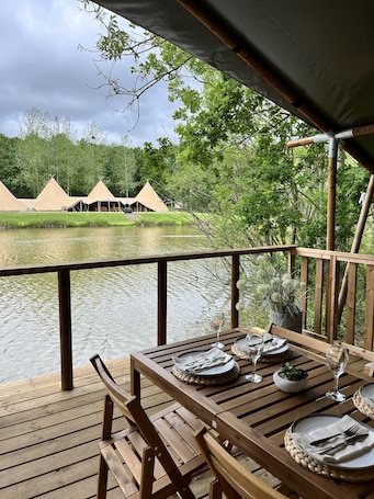 Speisen im Freien. Elmbridge Farm Teal Safari Tent