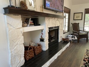 Interior - Chic cabin-New listing, low cleaning fees, early check-in/pay in 2 payments! (Lake Arrowhead)