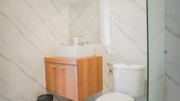 Deluxe Room | Bathroom | Shower, rainfall showerhead, hair dryer, towels
