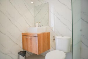 Kamar Double Standar | Kamar mandi | Shower, pancuran hujan, perlengkapan mandi gratis, dan pengering rambut