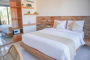 Kamar Double Standar | Minibar, brankas, meja kerja, dan ruang kerja ramah laptop
