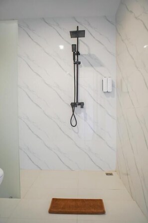 Kamar Deluks | Kamar mandi | Shower, pancuran hujan, perlengkapan mandi gratis, dan pengering rambut