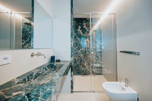 Shower, hair dryer, bidet, towels - Villa Matilde by Elite Villas (Capri)