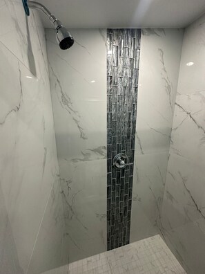 Secador de pelo, toallas, jabón y papel higiénico