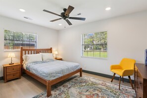 4 bedrooms, WiFi, bed sheets - Lakefront Haven w/ Pool! (Melrose)