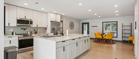 Refrigerador, microondas, horno y parrilla de estufa