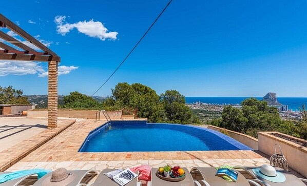 حمّام سباحة خارجي