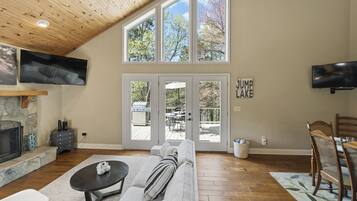 智能電視、足球機、書籍