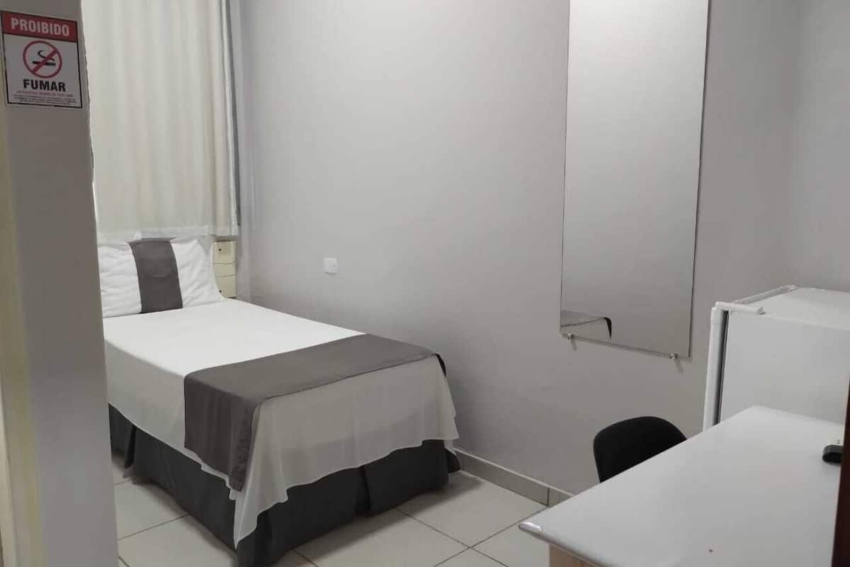 Single Room | Desk, laptop workspace, free WiFi