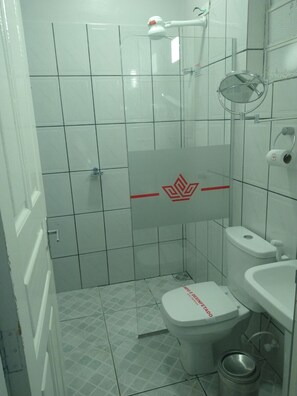 Standard-Dreibettzimmer | Badezimmer