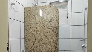A bathroom with a toilet, sink, and shower stall. - Hotel American (Ariquemes)