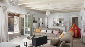 TV, tavolo da ping pong