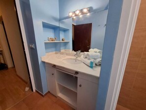 Dusche, Handtücher, Seife, Toilettenpapier