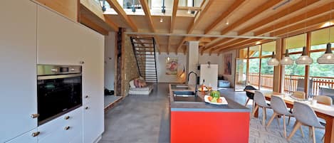 Frigorífico, horno, placa de cocina y lavavajillas