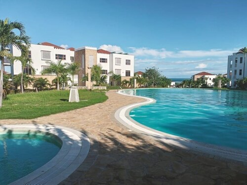 Beachfront Oasis | Balcony Sunsets | Fast WiFi | 3 Pools + Waterpark