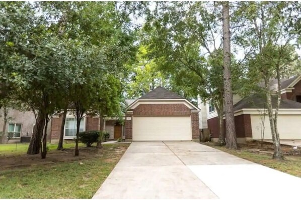 Property grounds - Dreamy 3 Bedroom House in the Woodlands (The Woodlands)