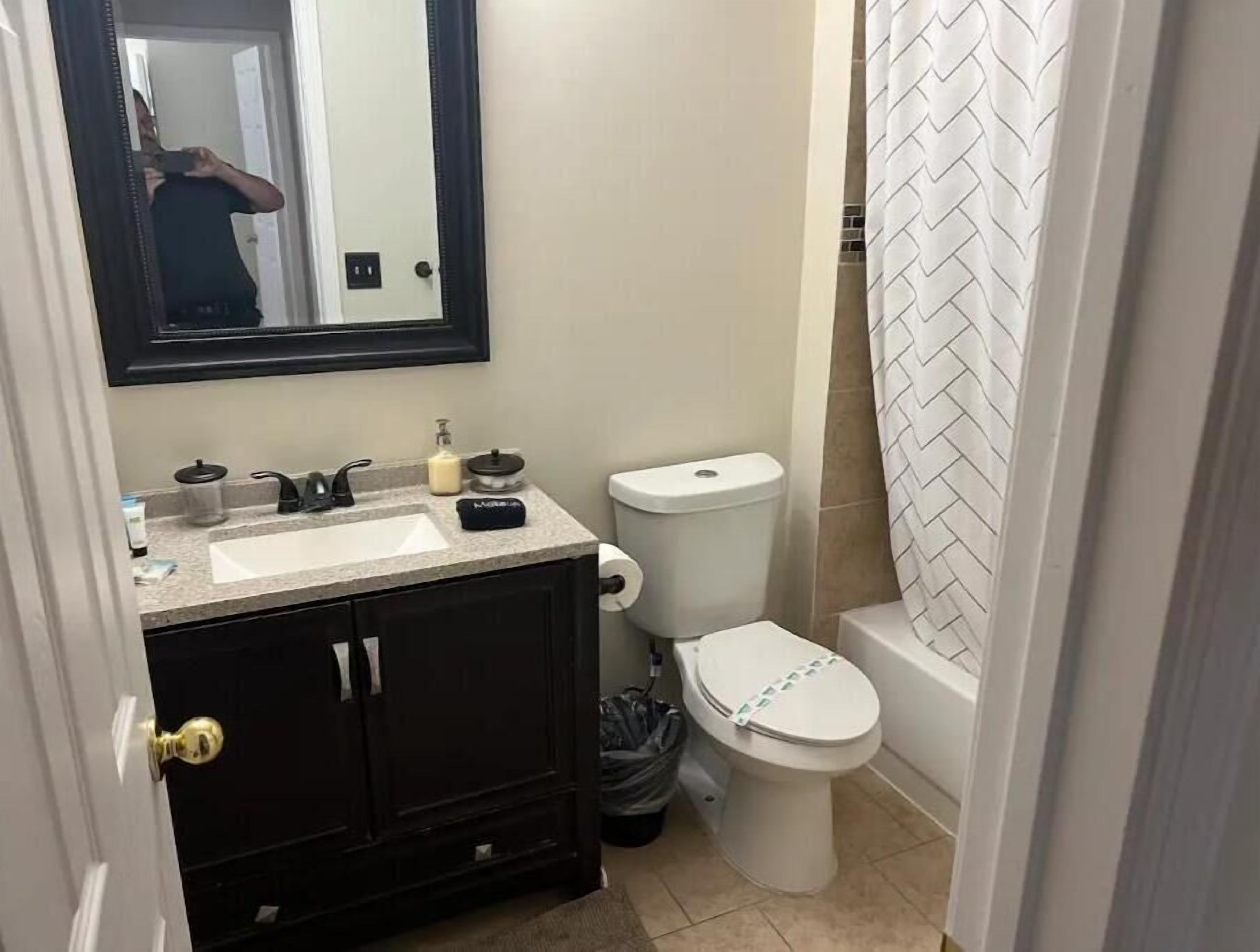 Un baño con lavamanos, inodoro y ducha.