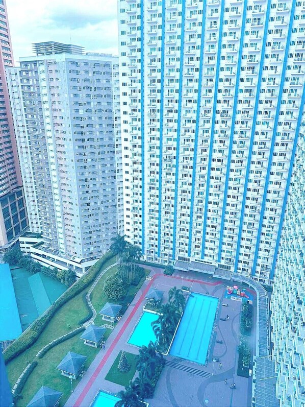Exterior - NEW! 1BR Condo Unit: Linked to Mall & Train Station, Wifi, 55" TV, Pool View (Mandaluyong City, Metro Manila)