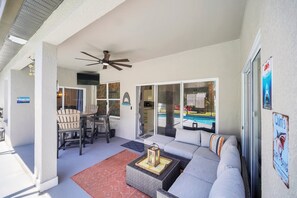 Outdoor dining - EV_5334 - 4 Bed 3 Bath Home with Screened-in Pool, Games Room, Kids Bedrooms (Kissimeee)