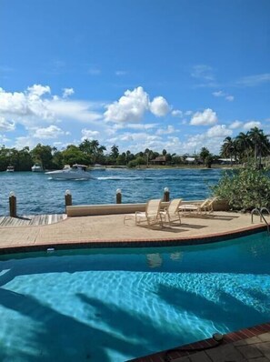 Una piscina al aire libre