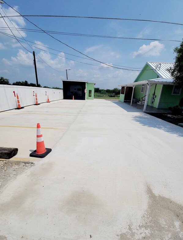 المنطقة المحيطة بالمنشأة