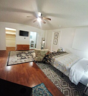 1 bedroom, desk, WiFi, bed sheets - STUDIO 5 to 10 MIN DRIV TO RIVER/HOSPITAL/TOWN, 10 TO TX STATE UNIV (San Marcos)