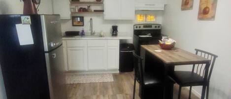 Refrigerador, microondas, placa de cocina, cafetera/tetera