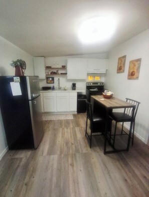 Refrigerador, microondas, parrilla de estufa y cafetera y tetera 